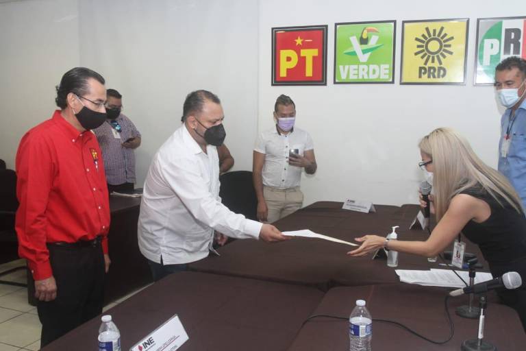 Recibe Leonardo Alcántara constancia de mayoría como Diputado Federal por el Distrito 01