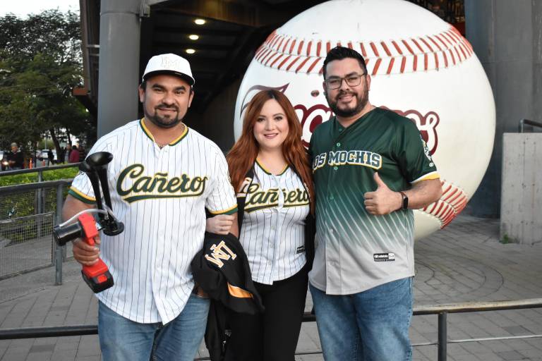 Viven sinaloenses emocionante juego en el estadio Tomateros