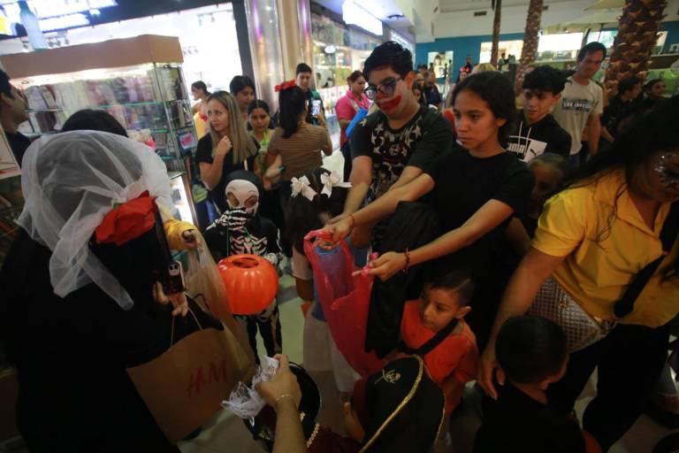 #Galería | En la Gran Plaza y en las letras de Mazatlán se arma la fiesta de Halloween