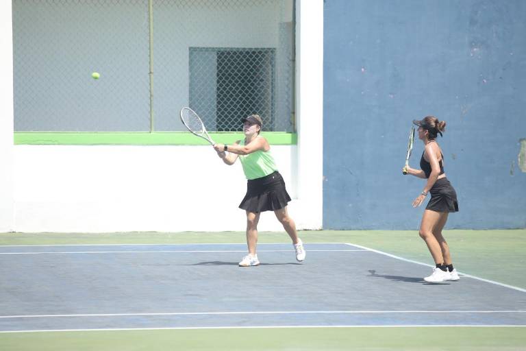 Domina Muralla a Club Cachoras en Tenis Bajo Techo
