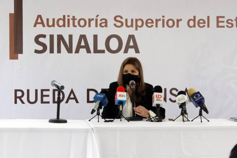 Descarta auditora estatal de Sinaloa renunciar al cargo; seguirá fiscalización, sostiene