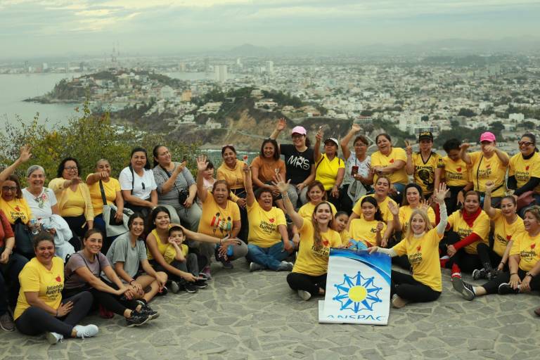 Damas de Anspac Mazatlán se ejercitan al subir al Faro