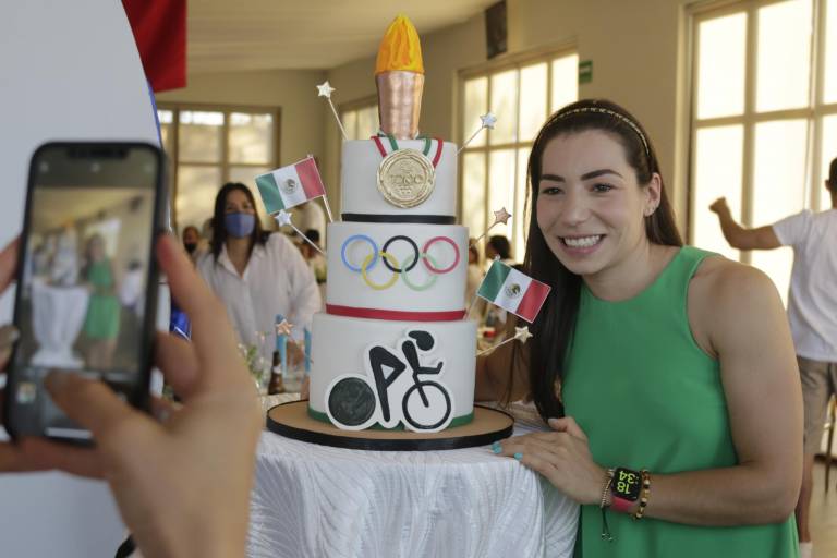 Reciben con aplausos a la ciclista sinaloense, Daniela Gaxiola