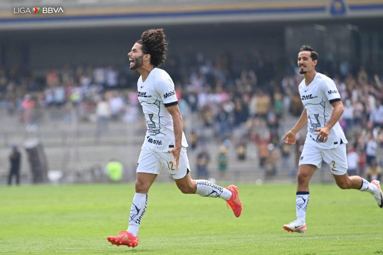Pumas remonta con garra y vence al líder