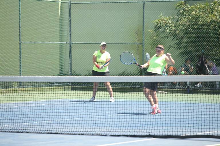 Domina Muralla a Club Cachoras en Tenis Bajo Techo
