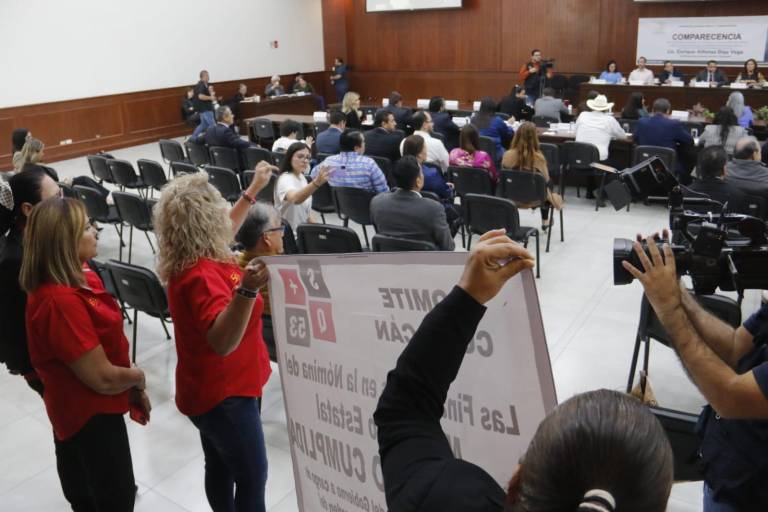 Personal del SNTE 53 irrumpe en el Congreso de Sinaloa para denunciar descuentos en nómina