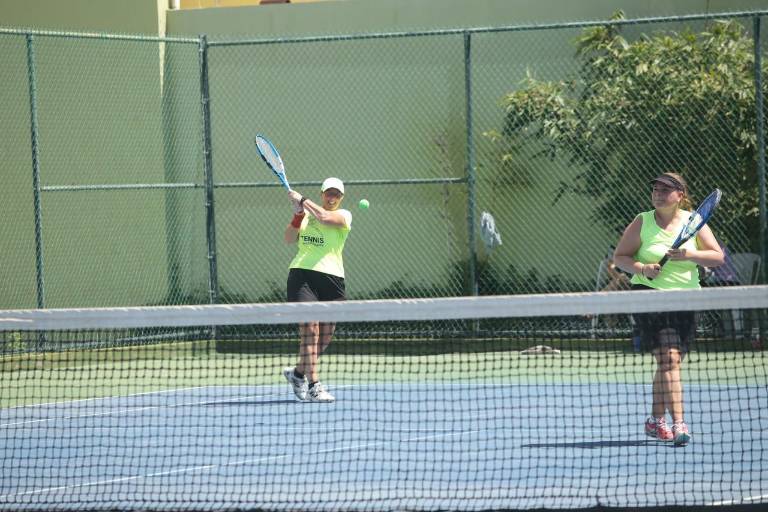 Domina Muralla a Club Cachoras en Tenis Bajo Techo