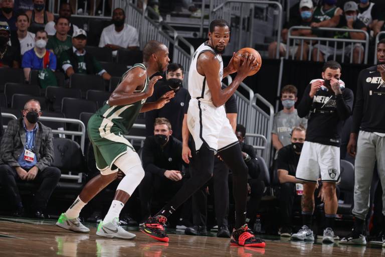 Milwaukee Bucks resiste en el final y gana el tercer partido de la serie contra Brooklyn Nets