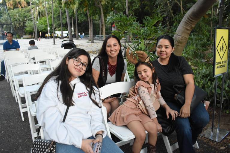Disfrutan del comienzo de la Navidad en el Jardín Botánico