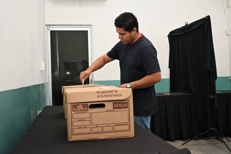 Masiva votación en Mazatlán para comités de softbol y taekwondo