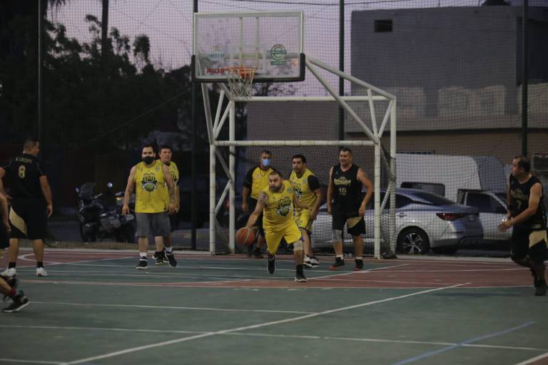 ‘Depreda’ Gavilanes a su presa en Torneo Veteranos