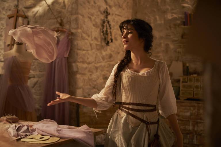 Las primeras fotos de Camila Cabello como Cinderella para Amazon
