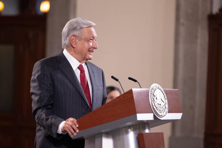 AMLO promete castigo a responsables por niña prensada por puerta de elevador en IMSS