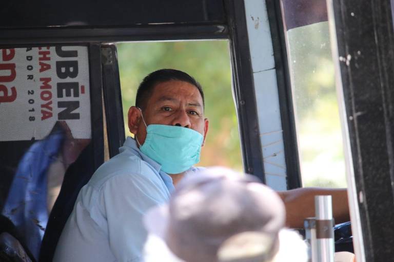 Camioneros de Culiacán ya no usan o utilizan mal el cubrebocas; otros se lo retiran al salir del Centro