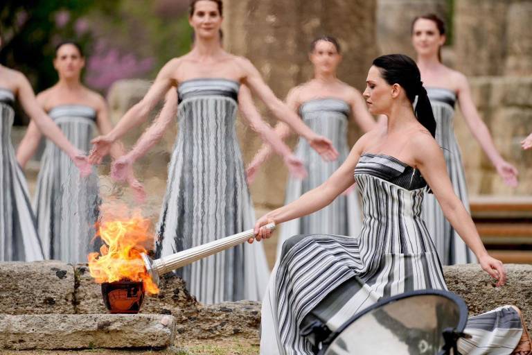 Comienza el relevo de la llama olímpica de París 2024 después de su encendido en Grecia
