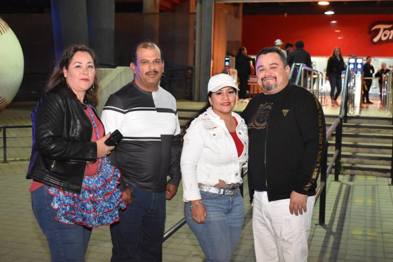 Viven sinaloenses emocionante juego en el estadio Tomateros