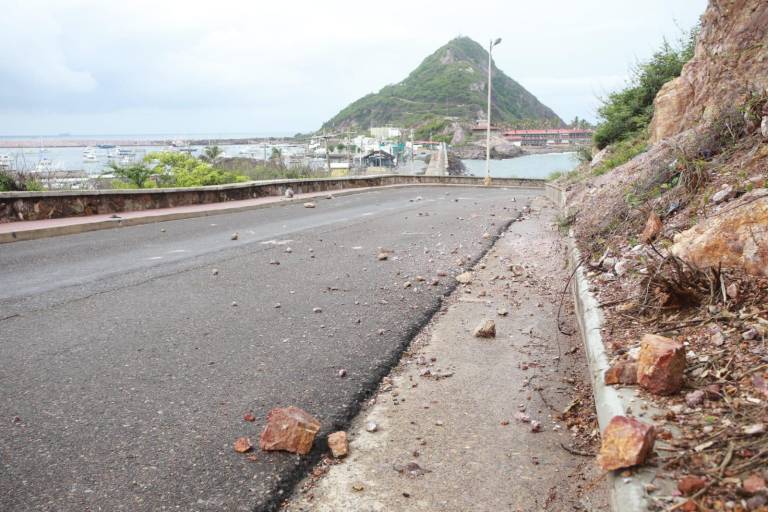 Lluvias provocan deslave del Cerro del Vigía en Mazatlán