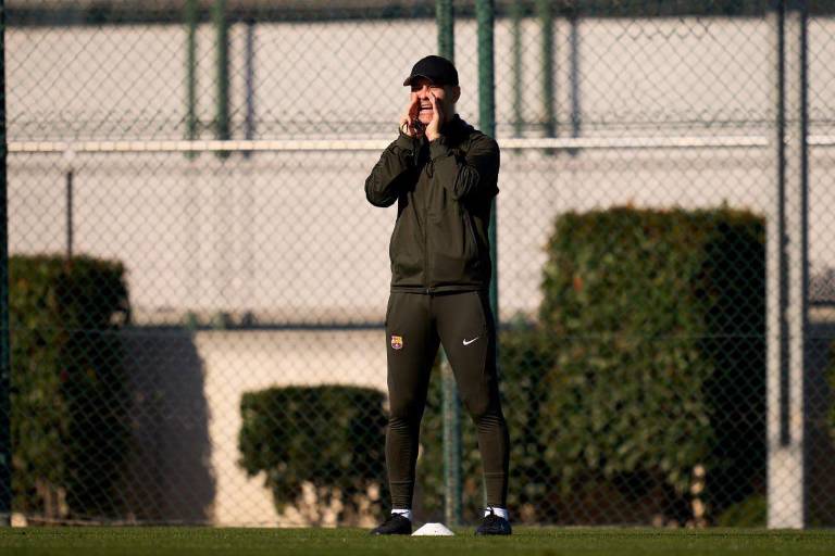 Rafa Márquez levanta la mano para dirigir al Barcelona