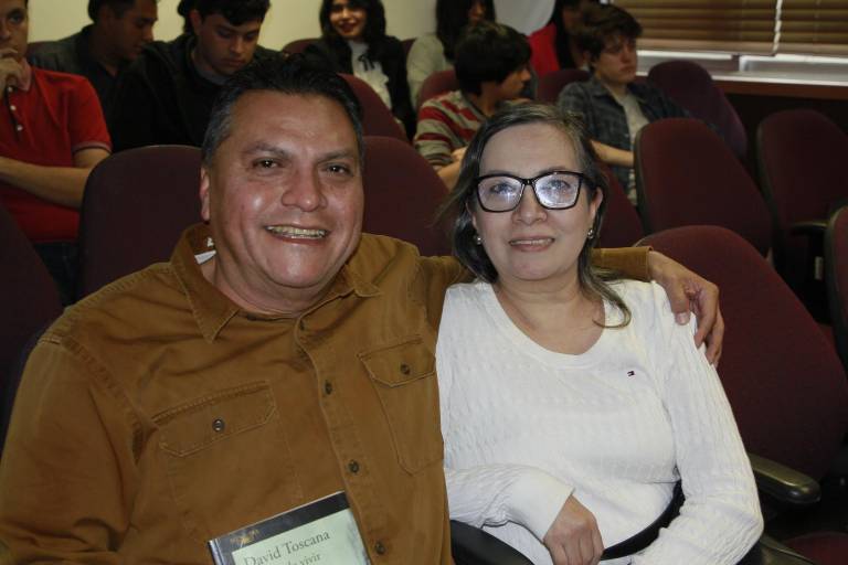 Disfrutan charla literaria con David Toscana