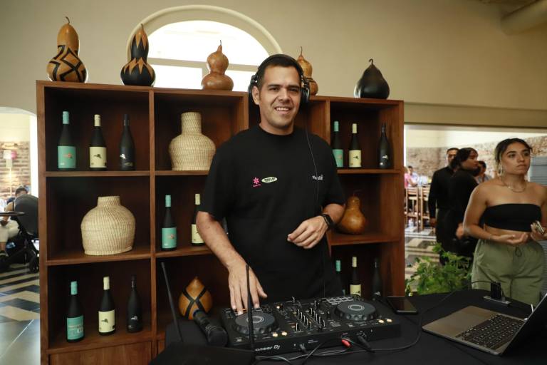 Celebran clientes y amigos el primer aniversario de Casa Bon