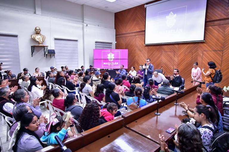 Alcalde de Mazatlán promete ayuda a ciudadanos del Fraccionamiento Cvive