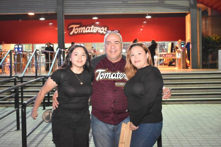 Viven sinaloenses emocionante juego en el estadio Tomateros