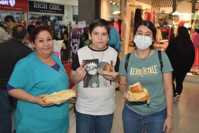 Degustan clientes de Grupo Ley su tradicional Rosca de Reyes