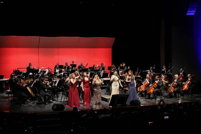 Aplauden al talento sinaloense en el homenaje a Céline Dion