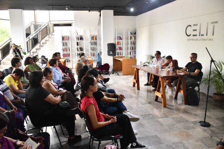 Disfrutan de la poesía de Tania Hernández en el CELIT