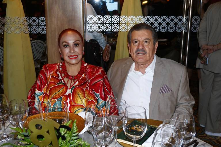Festejan clientes y amigos 18 años del Restaurante Cayenna