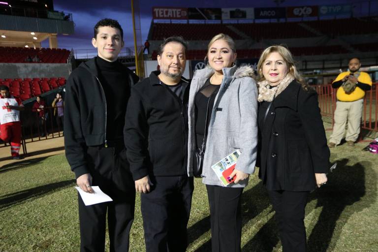 Recibe su corona Víctor II como Rey del Carnaval de Mazatlán 2023