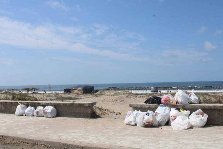 Recolectan en zona de playas de Rosario 50 toneladas de basura durante la Semana Santa