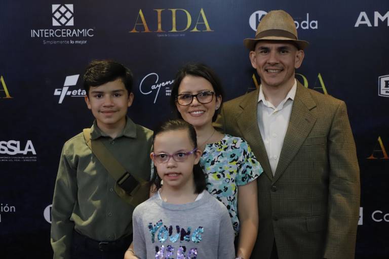 Viven sinaloenses una historia de amor con ‘Aída’