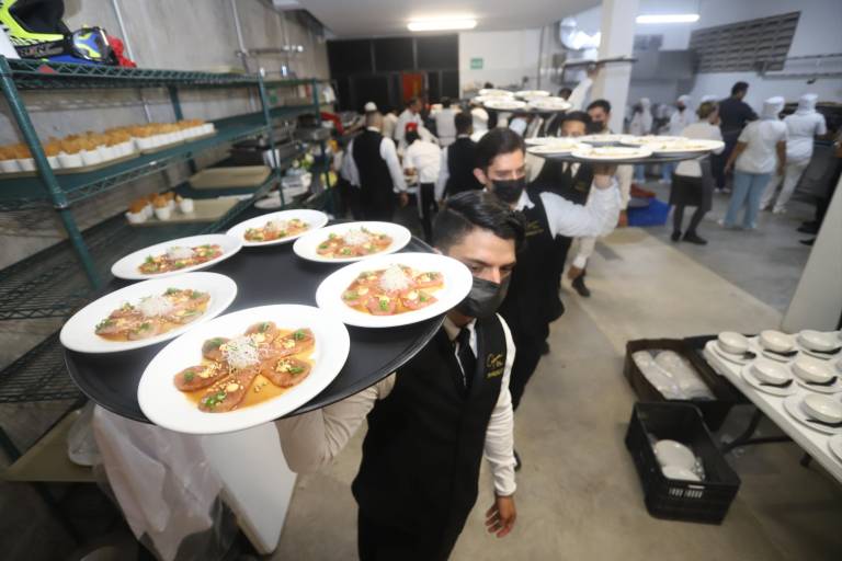 Chefs deleitan con sus recetas a los asistente de A qué sabe Sinaloa