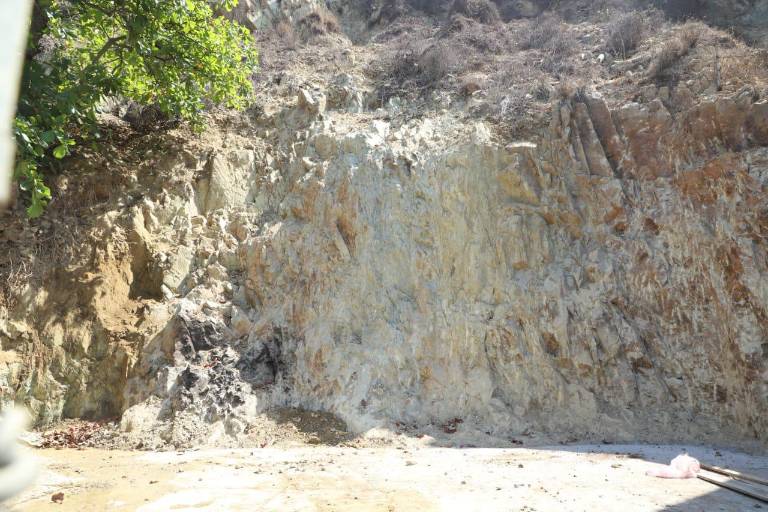 ‘Desgajan’ en Mazatlán falda del Cerro de la Nevería, en Olas Altas