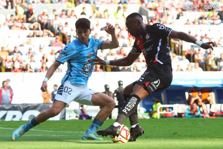Atlas golea al Pachuca y se acerca al repechaje