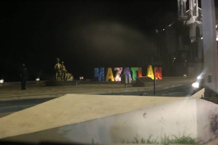 Hay pocos visitantes en las zonas turísticas de Mazatlán; en las letras del Malecón no había gente tomándose fotos