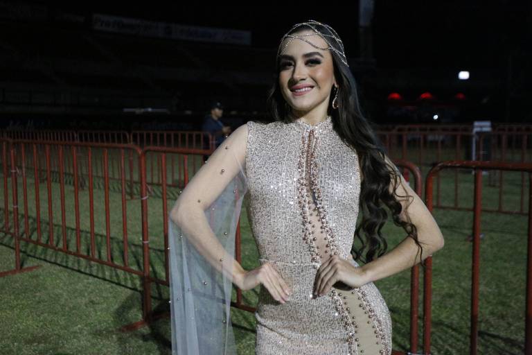 Recibe su corona Víctor II como Rey del Carnaval de Mazatlán 2023
