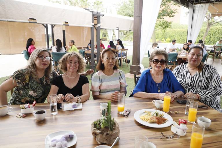 Edna Fong celebra entre amigas