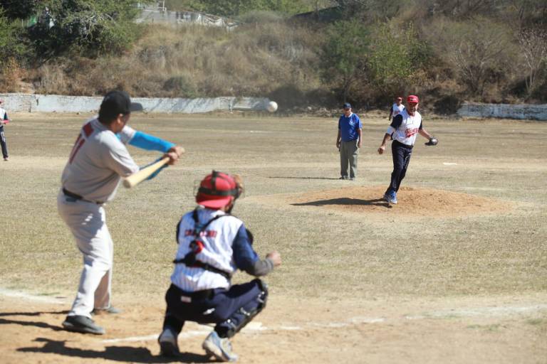 Domina Familia Guevara duelo fraterno en la Liga 60 años y más, en Mazatlán