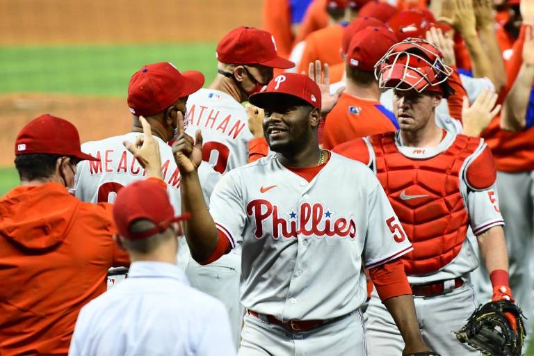 Vince Velásquez luce y Filis blanquea a Marlins