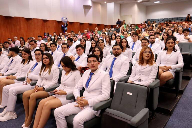 Egresan más de 400 alumnos de la Facultad de Medicina