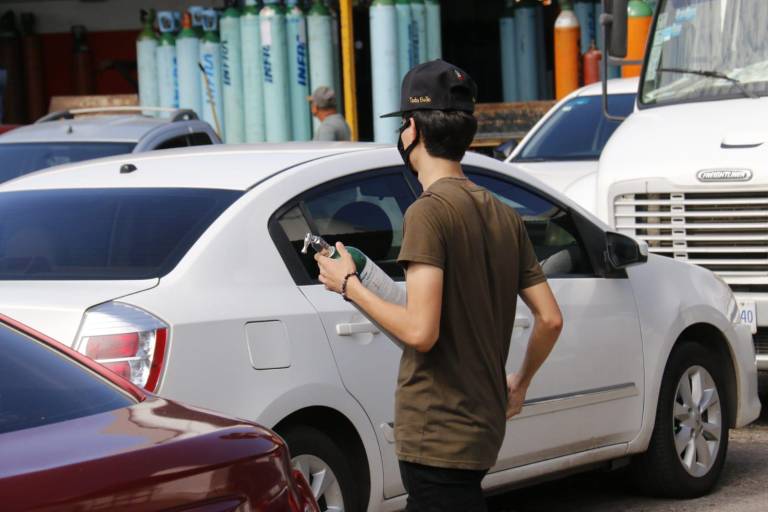Desde muy temprano, la espera es larga por un tanque de oxígeno en Culiacán
