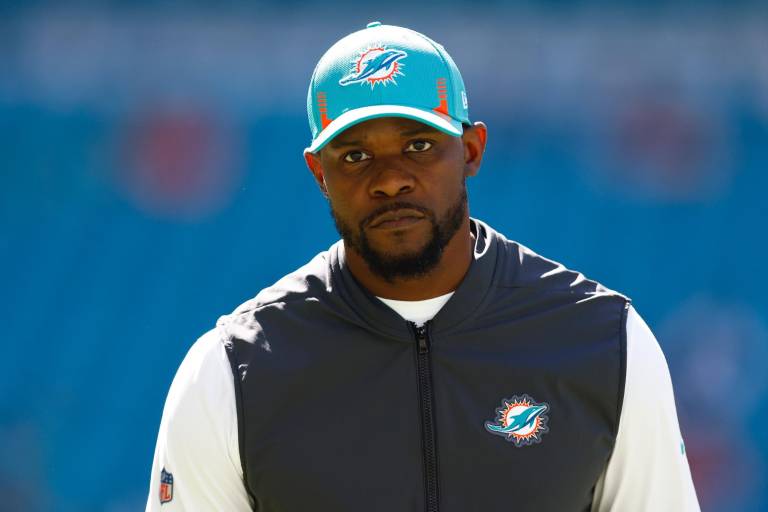Flores alega que dueño de Dolphins le dijo que le pagaría 100 mil dólares por cada derrota