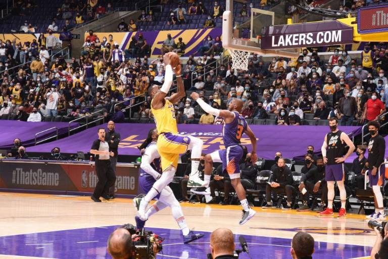 Phoenix Suns completa el golpe: elimina al campeón Los Ángeles Lakers