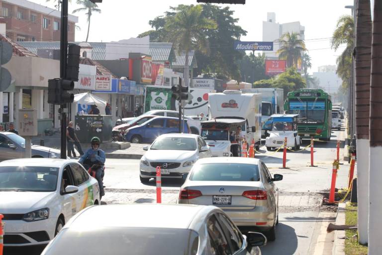 Obras tras retiro de topes elevados mantienen caos en la Camarón Sábalo