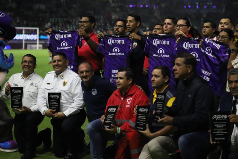 Mazatlán FC reconoce a los héroes que apagaron el incendio del Basurón Municipal