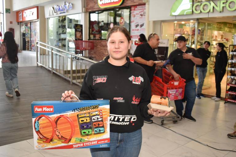 Degustan clientes de Grupo Ley su tradicional Rosca de Reyes
