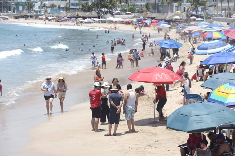Se refrescan en las playas y balnearios de Mazatlán durante el último domingo de julio