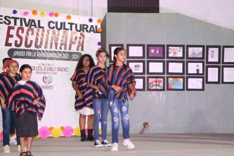 Estudiantes participan en Festival Cultural en el Teatro Severiano Moreno, en Escuinapa